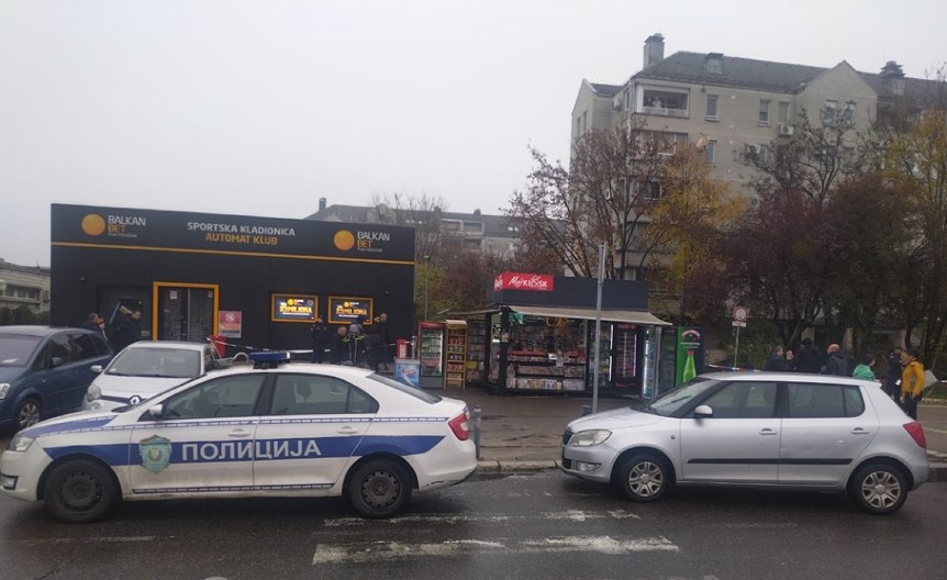 TUŽNE SCENE NA MESTU UBISTVA NA NOVOM BEOGRADU Došle drugarica i sestra žrtve!