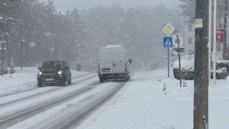 LEDENA KIŠA PRAVI HAOS NA DRUMOVIMA Zavejani ovi delovi Srbije, putari rade neprekidno