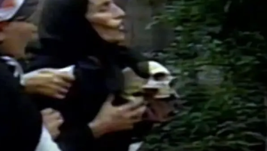 DUŠANKI SU NASEROVI LJUDI SINA UBILI U KOLEVCI Poznala ga je po zubima! NJENA SLIKA SA LOBANJOM OBIŠLA JE SVET