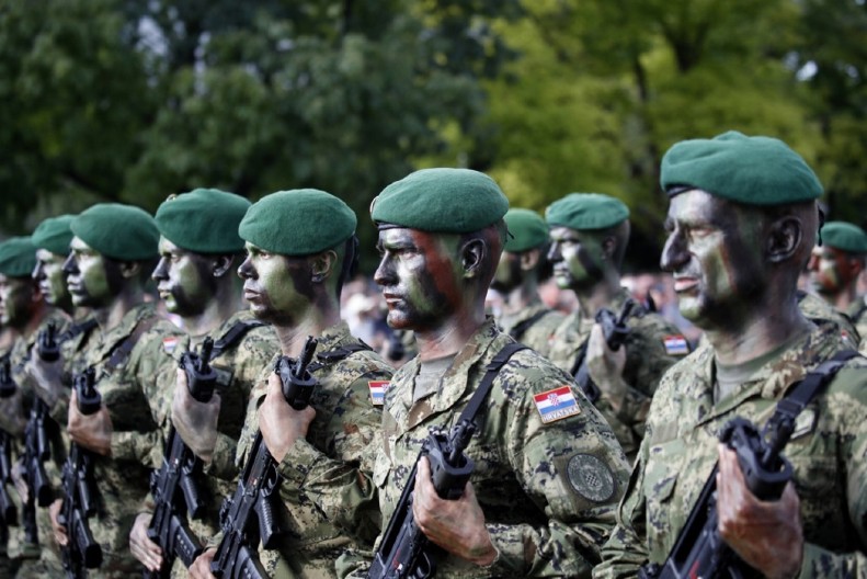 NEMA VIŠE ŠIŠANJA NA NULU! Hrvati nakon 17 godina menjaju PRAVILNIK o vojnom roku, evo šta će biti sa ženama