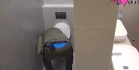 "FUJ, ŠTROKAVO I ODVRATNO, KAKO MOŽE TO DA PIPA?!" Zadrugar zavukao ruku u wc šolju, javnost zgrožena (FOTO)