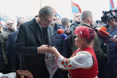 GOSPOĐA U NOŠNJI PRIŠLA VUČIĆU Dala mu je dva poklona, samo jedan je za njega, ALI MU SE POSEBNO OBRADOVAO