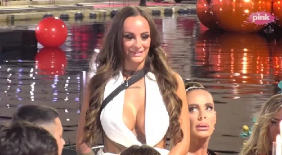 "GOSTIMA JE SEDELA U KRILU I TRAŽILA IM PARE" Bivša drugarica progovorila o mračnoj prošlosti Teodore Delić