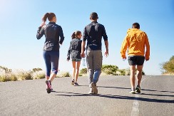 NOVA METODA HODANJA ZALUDELA SVET Dokazano podmlađuje organizam - evo u čemu je caka