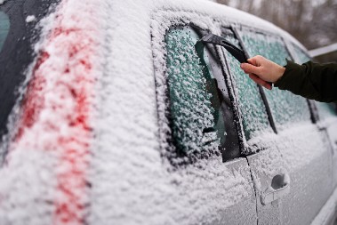 ZALEĐENA AUTOMOBILSKA STAKLA NE POKUŠAVAJTE DA ODMRZNETE NA OVAJ NAČIN Šteta može da bude veća od koristi