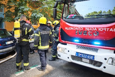 UŽAS NA NOVOM BEOGRADU Vozač prošao na crveno i zakucao se u VATROGASNO VOZILO