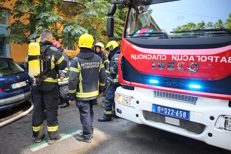 UŽAS NA NOVOM BEOGRADU Vozač prošao na crveno i zakucao se u VATROGASNO VOZILO