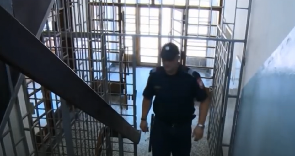 DRAMA U ZATVORU Advokat branjenici doneo farmerke, a u njima DROGA - njemu pozlilo!