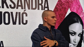 PRIČA O SKROMNOSTI A VOZI ZVEZR OD 300.000 EVRA Poznati pevač se sve vreme lažno predstavlja, javnost ga nagazila zbog foliranja!