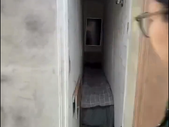 Nije horor, stvarno postoji – ovaj stan im samo 40 cm u širini, ali kirija je sasvim korektna (VIDEO)