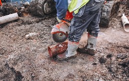 STRAVA I UŽAS NA GRADILIŠTU Radnici maljem razbili betonski stub i ugledali prizor koji LEDI KRV U ŽILAMA! (FOTO)