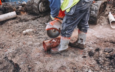 STRAVA I UŽAS NA GRADILIŠTU Radnici maljem razbili betonski stub i ugledali prizor koji LEDI KRV U ŽILAMA! (FOTO)