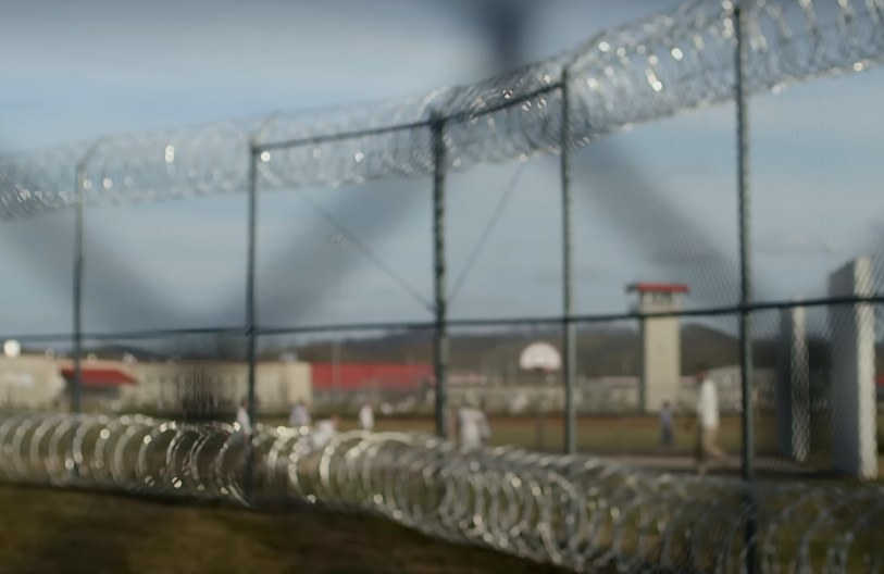 NEZAPAMĆEN SLUČAJ U SPUŽU Advokat doneo farmerke klijentkinji koja je htela da se venča iza rešetaka: Kad je policija otvorila kesu, pozlilo mu, zvali i Hitnu