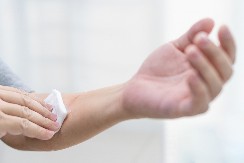 POSEKLA SE NA PAPIR, PREVILA RANU I ZABORAVILA: Sledećeg dana usledila NOĆNA MORA - žena jedva izvukla živu glavu! (FOTO)