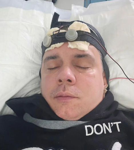 NAŠ PEVAČ SLAVI ROĐENDAN NA ELEKTROŠOKOVIMA Oglasio se sa psihijatrije (FOTO)