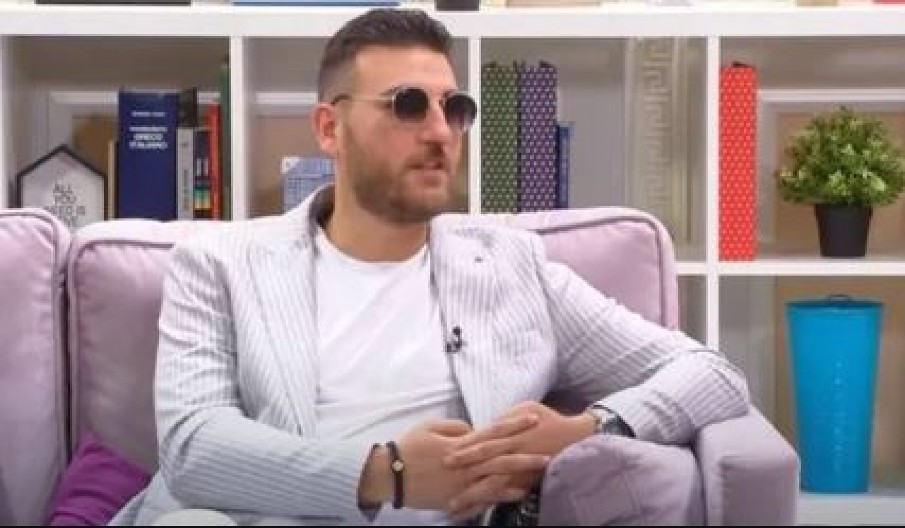 RAZVEO SE NAŠ PEVAČ Krio da mu je brak pukao, a sada otkrio da ima novu devojku (FOTO)