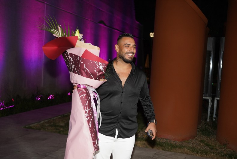 "BOLJI PROVOD ĆE BITI OVDE" Dok je javnost šokirana lažnom svadbom, Darko Lazić jedva čeka da se lati mikrofona!