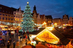 NAJVEĆI BOŽIĆNI MARKET U EVROPI JE U NAŠEM KOMŠILUKU Posetioci ga obožavaju - povoljan je, zanimljiv i pun iznenađenja
