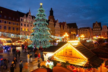 NAJVEĆI BOŽIĆNI MARKET U EVROPI JE U NAŠEM KOMŠILUKU Posetioci ga obožavaju - povoljan je, zanimljiv i pun iznenađenja