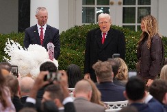 TRAMP POMILOVAO DVE ĆURKE! Nazvao ih Nensi Pelosi i Čak Šumer