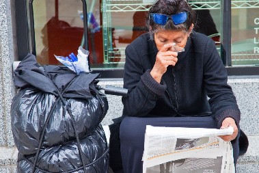 NEKADA JE BILA SAN SVAKOG MUŠKARCA U SRBIJI, A DANAS KOPA PO ĐUBRETU Posle razvoda ostala je bez dinara, živi na ulici