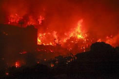 NEBO JE POSTALO NARANDŽASTO U SRED NOĆI Strašni prizori požara, hiljade ljudi ostalo bez domova (FOTO/VIDEO)