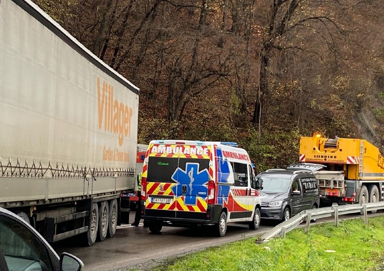 U TOKU JE IZVLAČENJE AUTA I TELA NASTRADALIH Vozilo zaglavljeno u betonskom propustu