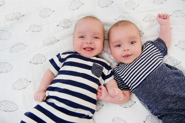 ISTOPIĆETE SE OD MILINE Blizanci se prvi put pogledali, njihova reakcija bi raznežila i kamen!