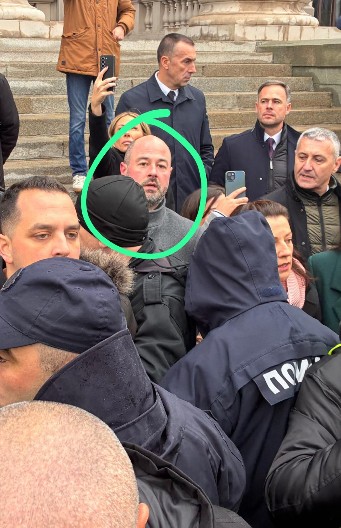OVO JE BLOKADER KOJI JE NAPAO ŽENU ISPRED SKUPŠTINE Jezivo nasilje sekretara PSG-a, oborio je jednim udarcem!