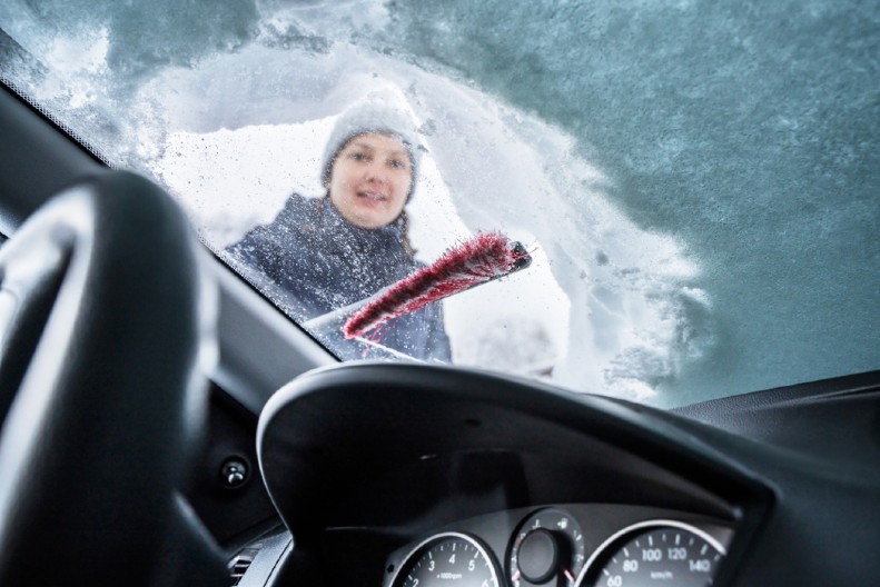 Kako izbeći zaleđivanje šoferšajbne: Uveče samo naprskajte ovo po staklu