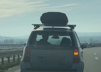 SRPSKI PAR U KOLIMA ODUŠEVIO MILIONE Objavljen snimak ŠTA rade u autu tokom vožnje, svi govore samo jedno! (VIDEO)