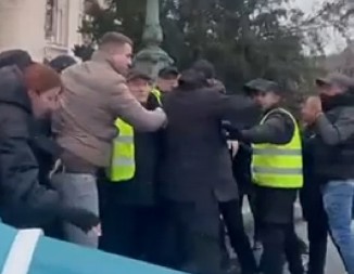 TO JE TA BLOKADERSKA POLITIKA Juče smo svedočili jezivim nasilničkim scenama koje su pravili opozicionari na platou ispred parlamenta