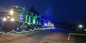 MAGIČNI BOŽIĆNI VOZ KOJI DECA OBOŽAVAJU Šarene lokomotive donose praznične radosti - vesela akcija traje već 25 godina