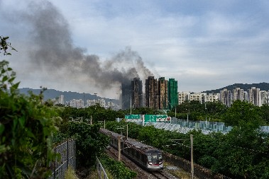 44 MRTVO, STRAHUJE SE DA JE VIŠE STOTINA POD RUŠEVINAMA! Soliteri i dalje gore, jezive scene iz Hong Konga!