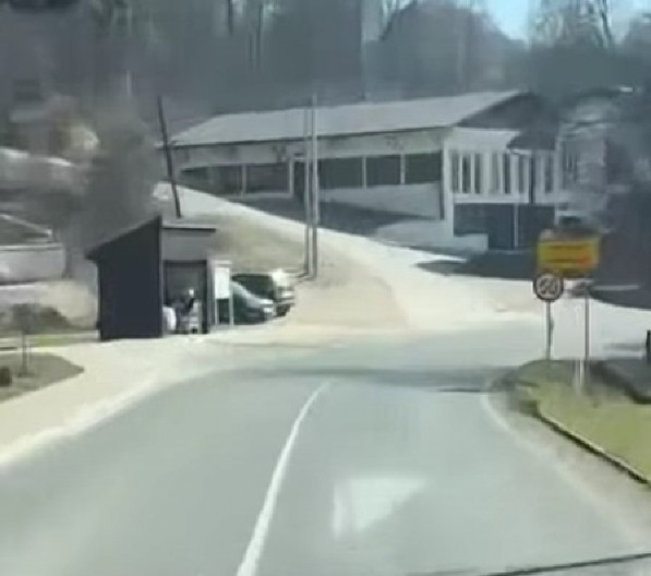 HIT SNIMAK IZ BOSNE ZAPALIO REGION Vozač se PREKRSTIO PA STAO – scena na autobuskoj stanici koja se viđa SAMO NA BALKANU! (VIDEO)