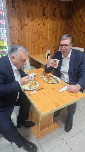 "I AM ALWAYS SA SIROM" Vučić i Orban otišli na burek, radnici oduševljeni, objavljen snimak! (VIDEO)
