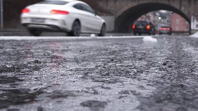 NE PANIČITE, JEDAN POTEZ MENJAČEM ĆE VAS SPASITI Znate li šta da radite ako vam auto prokliže na putu