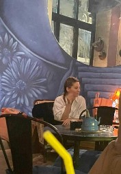 VODITELJKA ZGROZILA NACIJU Na gala događaju pljuje po stolu!