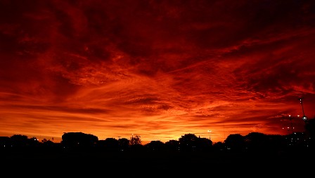 AU, ŠTA JE OVO, MAJKO MILA? Džinovski crveni prsten usred noći ZAPALIO NEBO - ljudi u panici snimali prizor! (FOTO)