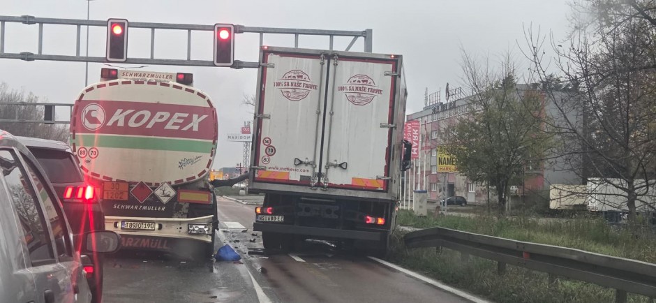 KOLAPS KA BEOGRADU Udes kamiona usporio saobraćaj