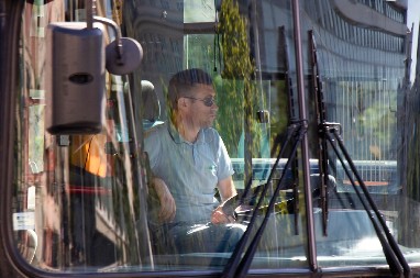 ''NISAM OVAKO NEŠTO VIDEO ZA 45 GODINA'' Neverovatan prizor u balkanskom autobusu, zbog kabine vozača ceo region plače od smeha! (VIDEO)