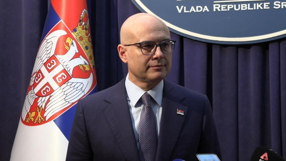 NA STOLU 3 POVEĆANJA PLATE Ovo je ponuda prosvetnim radnicima, pod uslovom da se deca vrate u škole