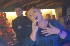 IZA NJENOG IMENA SE KRIJE PORODIČNA TRAGEDIJA! Našoj pevačici umrle dve sestre i brat: ''Imala je sedam godina, brat četiri...''