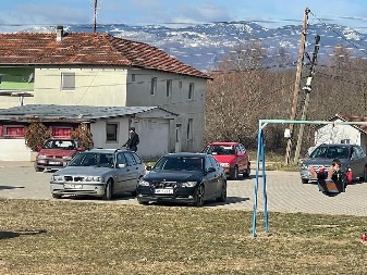 NOVA PROVOKACIJA, SKINUTA ZASTAVA SA MEMORIJALNOG KOMPLEKSA U GORAŽDEVCU Vandali posle odjurili ka Peći "Rendž Rovereom" (VIDEO)