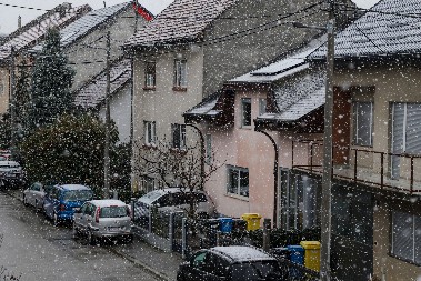 POČEO DA VEJE SNEG U komšiluku krenula mećava