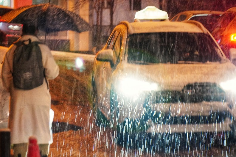 POČEO SNEG I U SRBIJI Ovde već veje od jutros