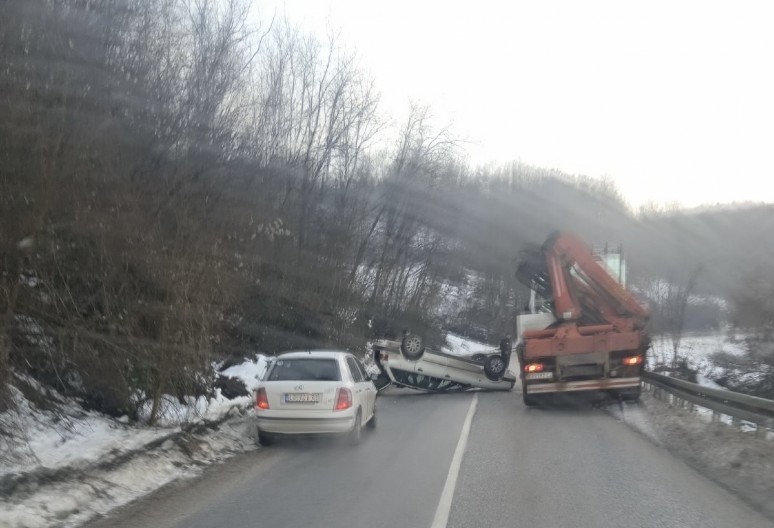 AUTOMOBIL OD SILINE UDARCA PREVRNUT NA KROV! Udes kod Guče