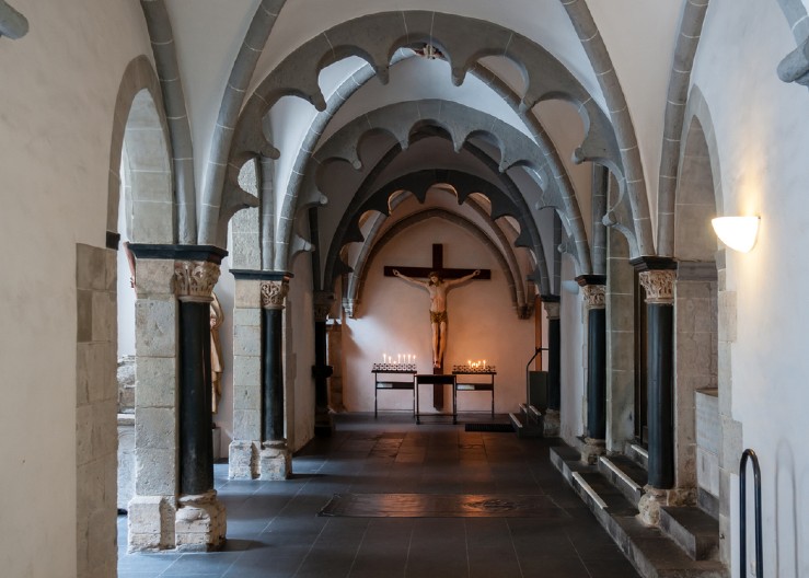 RENOVIRALI CRKVU, PA OTKRILI ŠOKANTNU TAJNU U statui pronašli četiri vreće, zanemeli kad su videli šta je unutra! (FOTO)