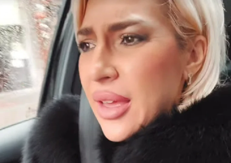 VRELO IZDANJE JOVANE JEREMIĆ! Voditeljka Pinka u ultra kratkom miniću, jedan detalj svima privukao pažnju (VIDEO)