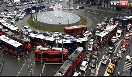 VELIKE GUŽVE U SAOBRAĆAJU Popodnevni špic i kiša doveli do potpunog kolapsa, evo gde je najveći haos
